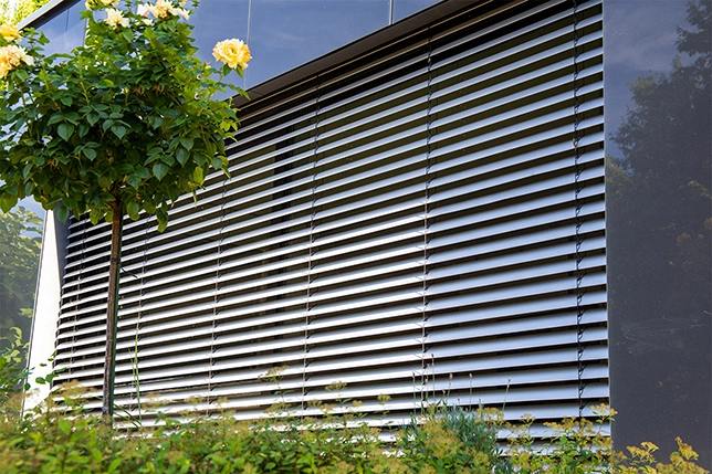 Aluminium buitenjaloezieën voor moderne gevel – Jutphaas Bouwtechniek Nieuwegein