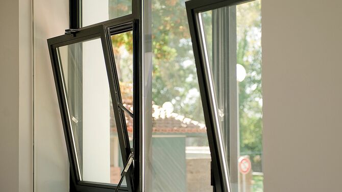Moderne aluminium kozijnen geplaatst in woning in Nieuwegein door Jutphaas Bouwtechniek