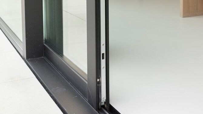 Plaatsing van aluminium ramen en deuren met zwarte profielen in nieuwbouwwoning te Nieuwegein