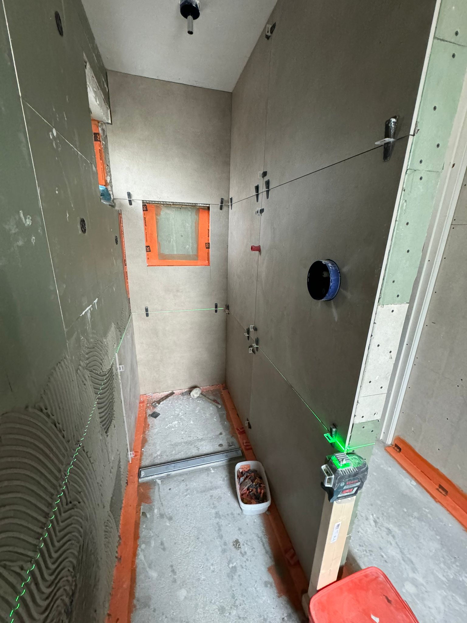 Wand- en vloertegels strak gelegd in gerenoveerde badkamer in Nieuwegein